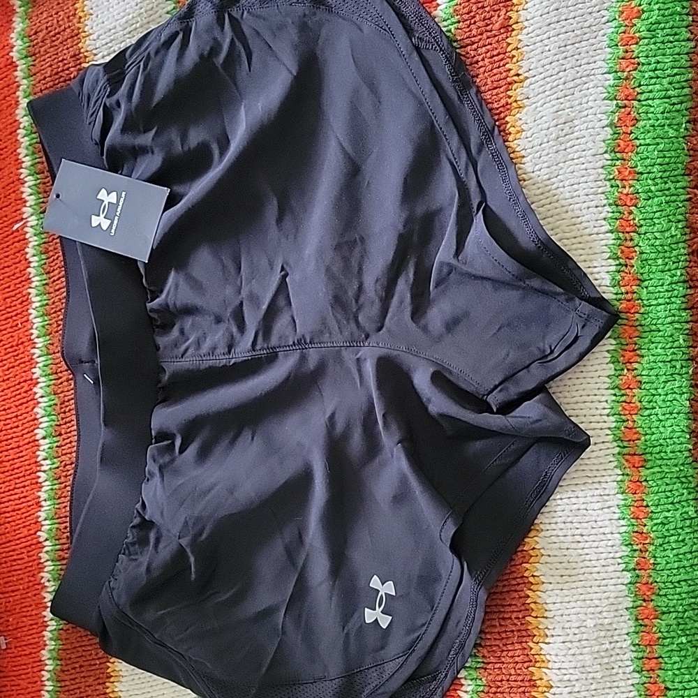 NWT UNDER ARMOUR Women's loose fit shorts black